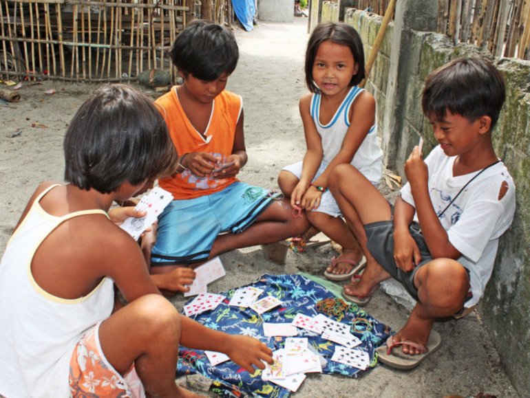 Los niños juegan en la calle